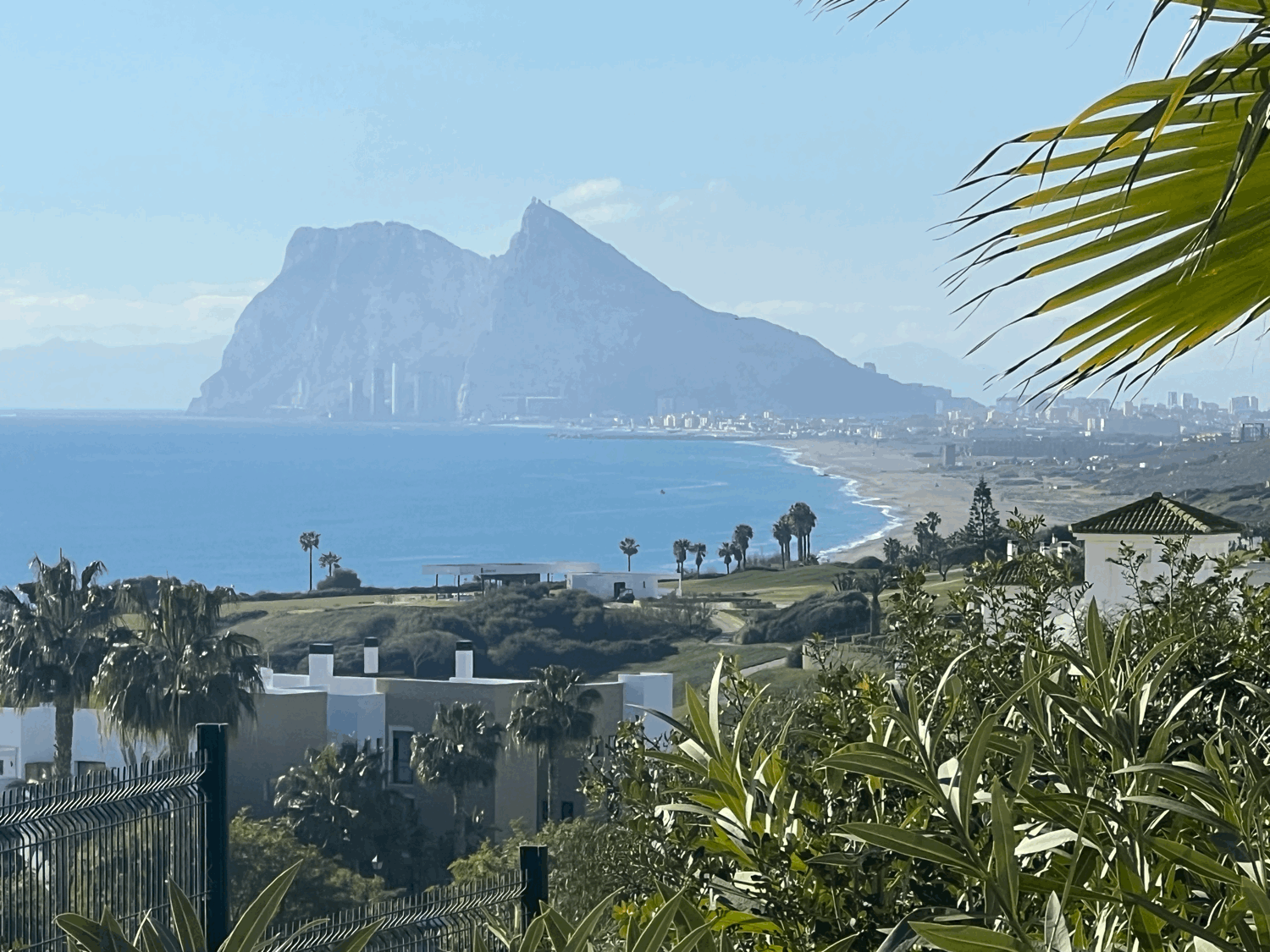 Encantador piso bajo de tres habitaciones con preciosas vistas al mar y Gibraltar