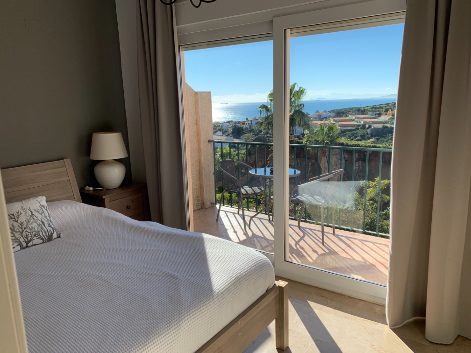 Espectaculares vistas al mar y Gibraltar desde esta moderna casa de cuatro dormitorios
