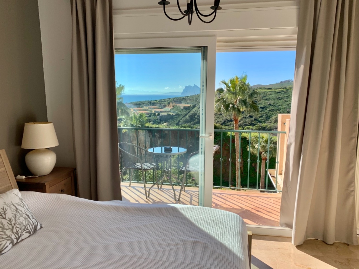 Espectaculares vistas al mar y Gibraltar desde esta moderna casa de cuatro dormitorios