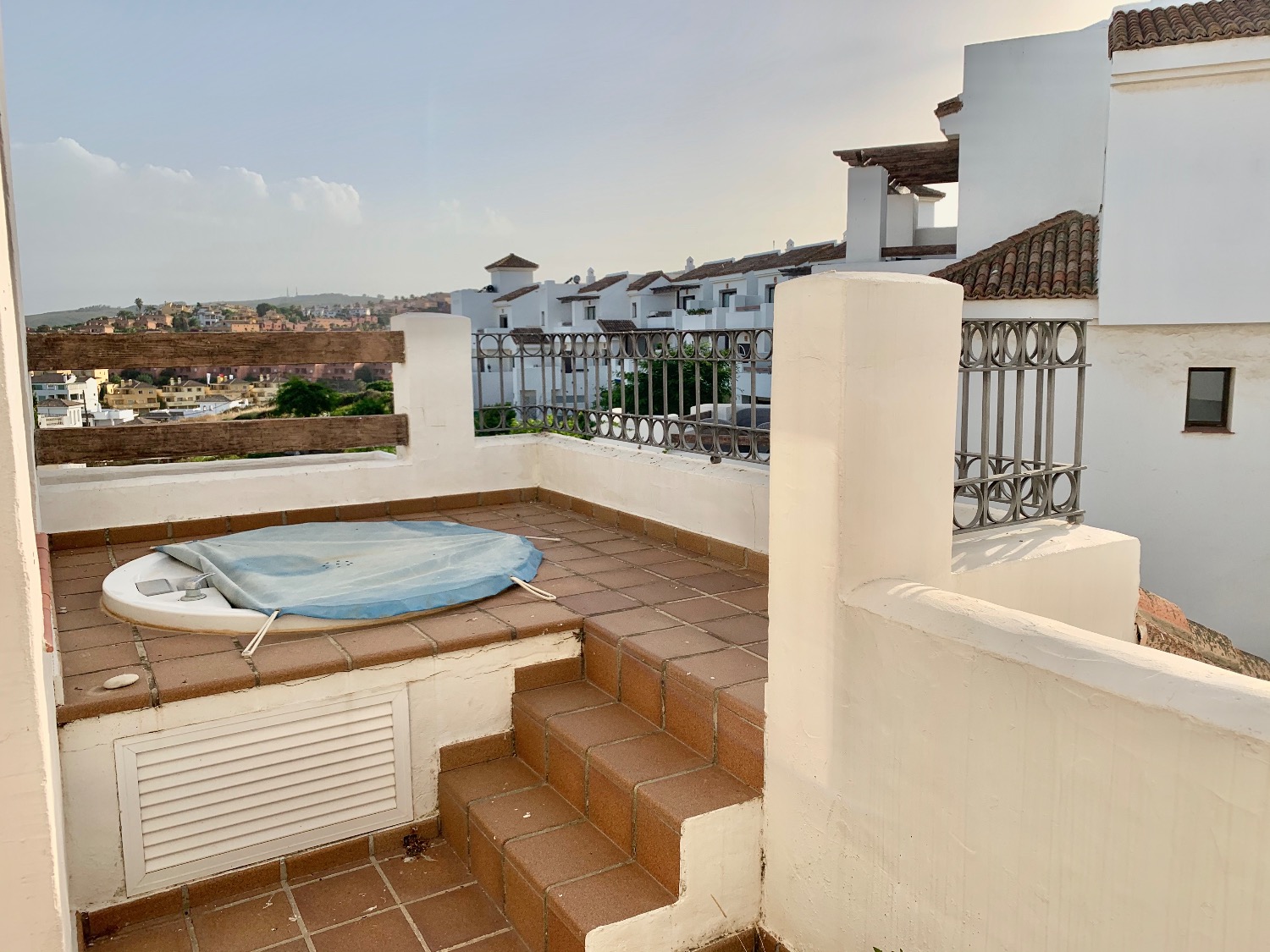 Hermosa casa adosada de cuatro dormitorios con preciosas vistas al mar en Alcaidesa