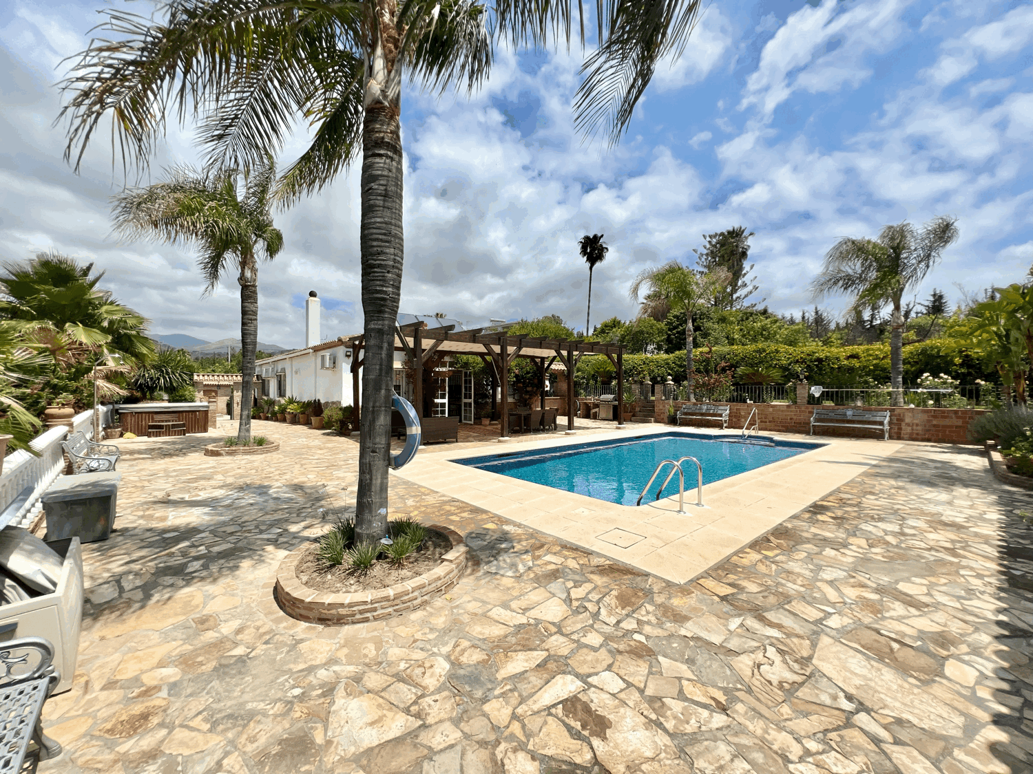 Beautiful rustic property with house  of a five-bedroom house in Estepona