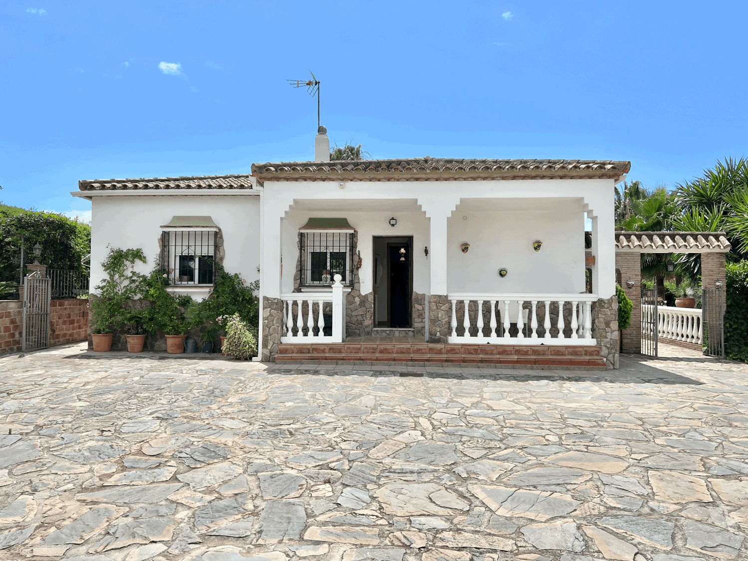 Hermosa finca rústica con construcción de vivienda de cinco dormitorios en Estepona