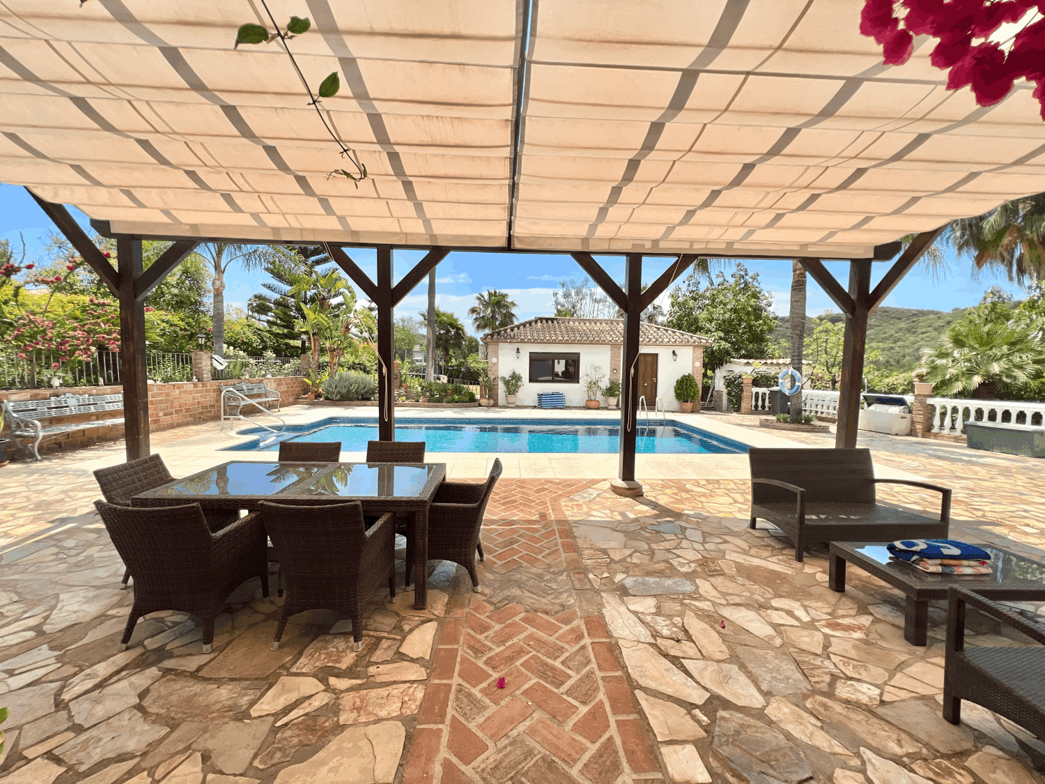 Beautiful rustic property with house  of a five-bedroom house in Estepona