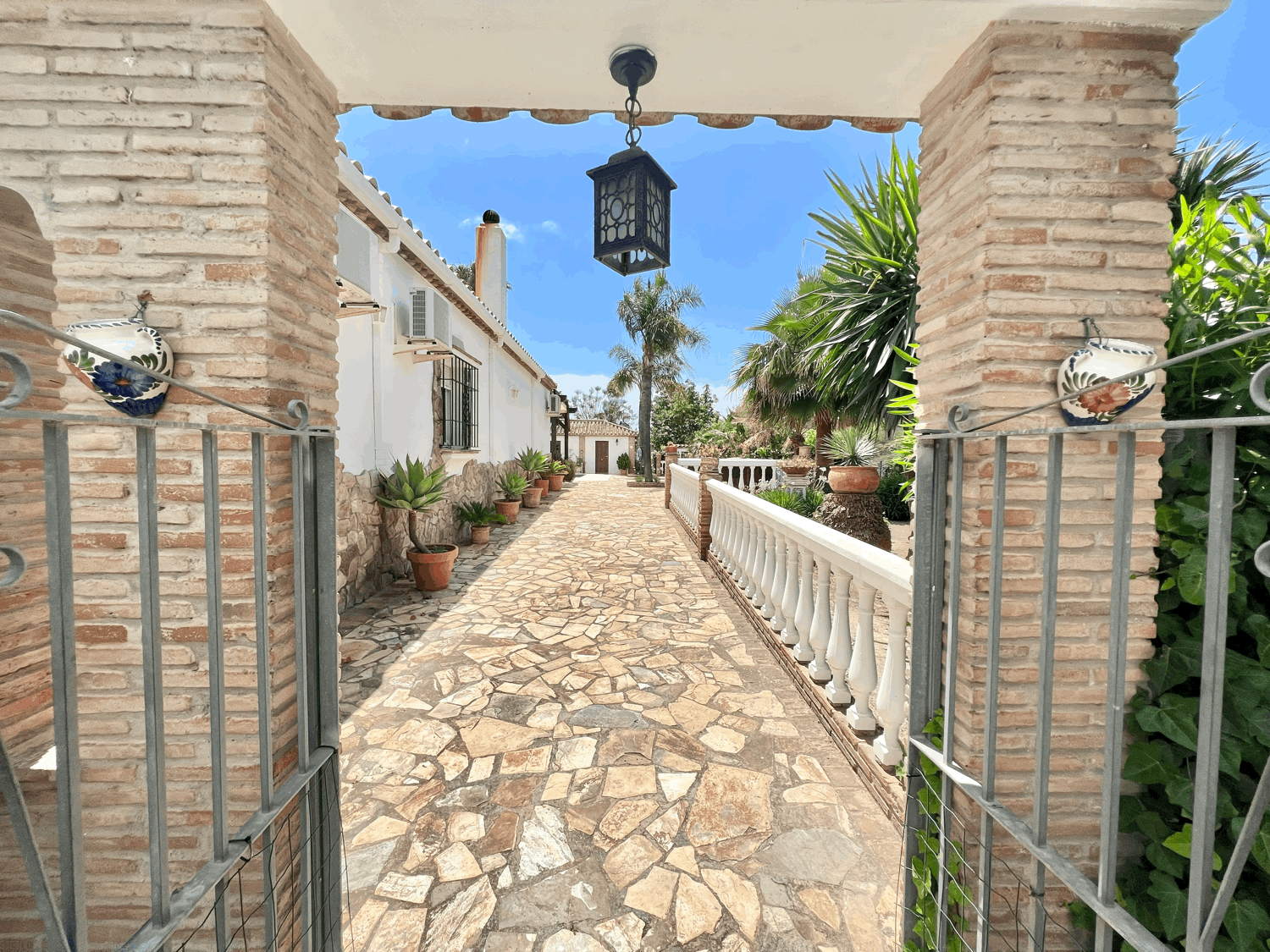 Hermosa finca rústica con construcción de vivienda de cinco dormitorios en Estepona