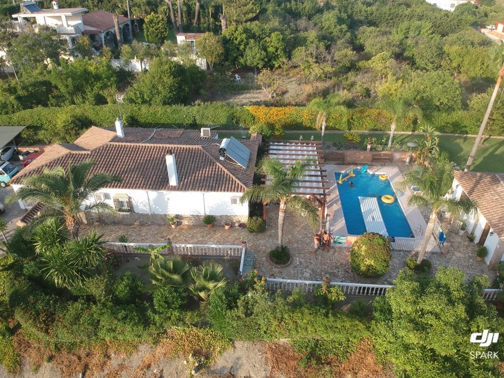 Hermosa finca rústica con construcción de vivienda de cinco dormitorios en Estepona