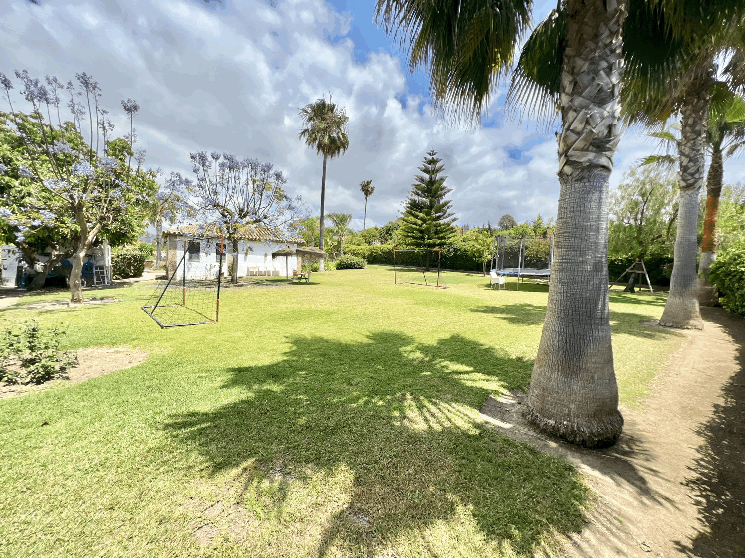 Hermosa finca rústica con construcción de vivienda de cinco dormitorios en Estepona