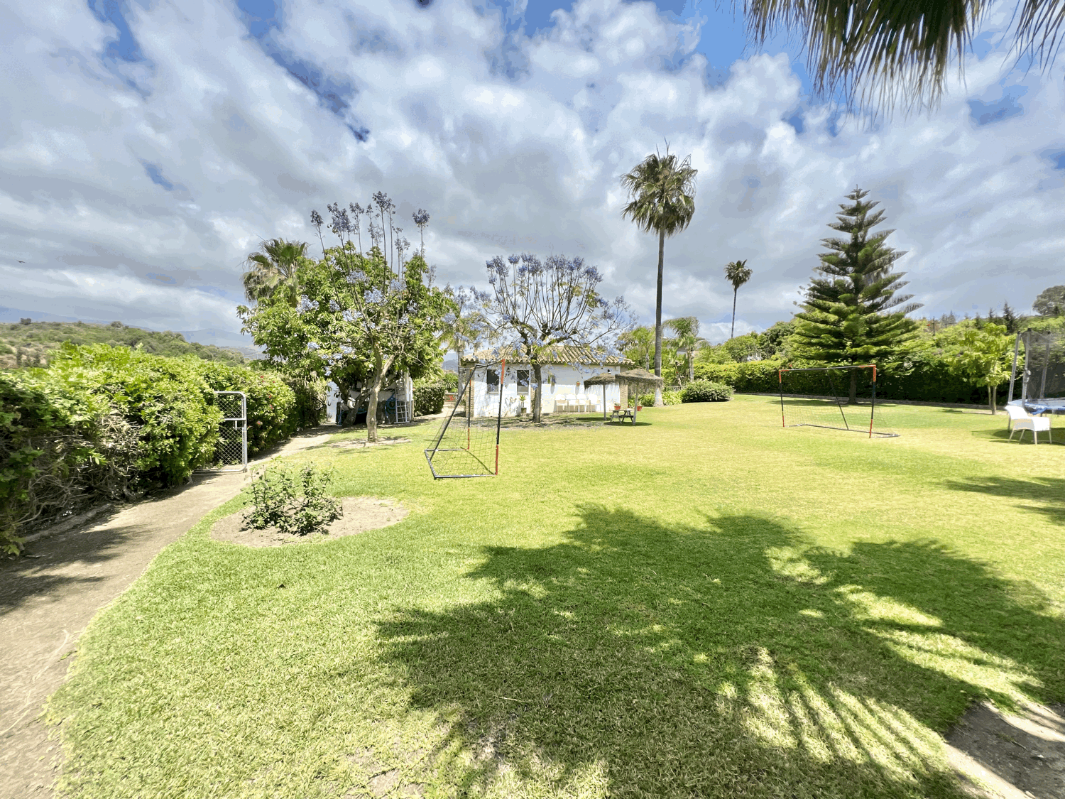 Hermosa finca rústica con construcción de vivienda de cinco dormitorios en Estepona