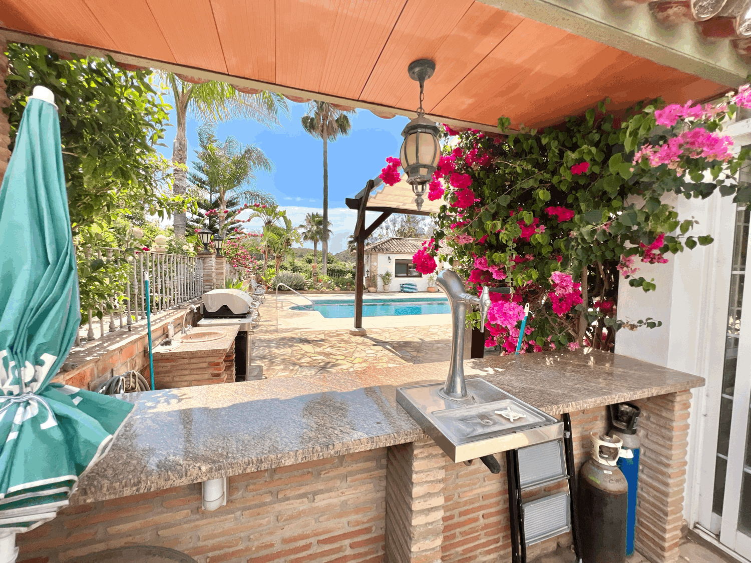 Beautiful rustic property with house  of a five-bedroom house in Estepona