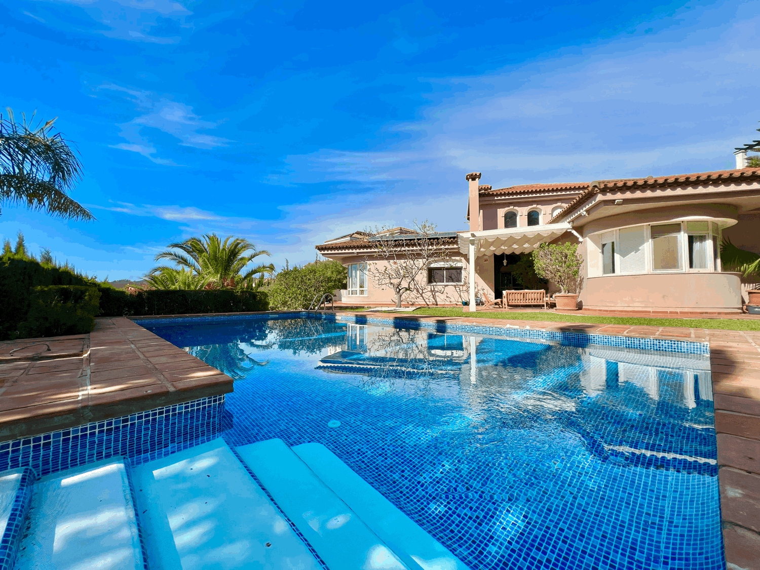 Exclusiva villa en Alcaidesa con espectaculares vistas a Gibraltar a escasos metros del acceso a la playa