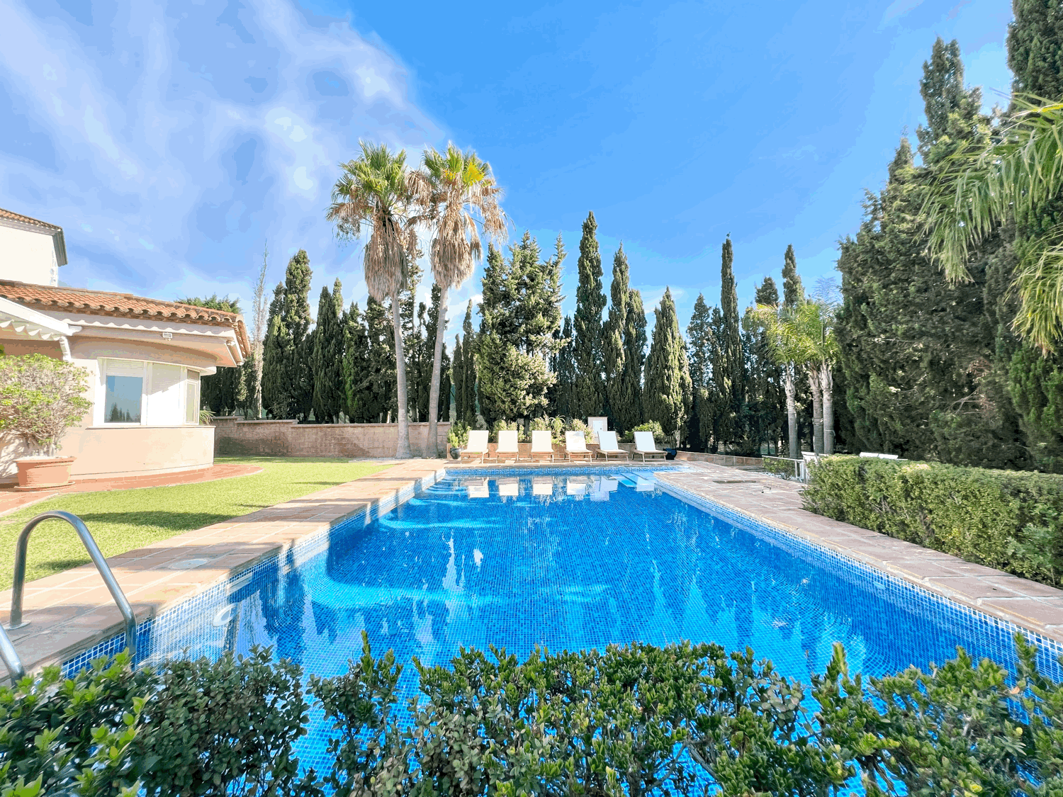 Exclusiva villa en Alcaidesa con espectaculares vistas a Gibraltar a escasos metros del acceso a la playa