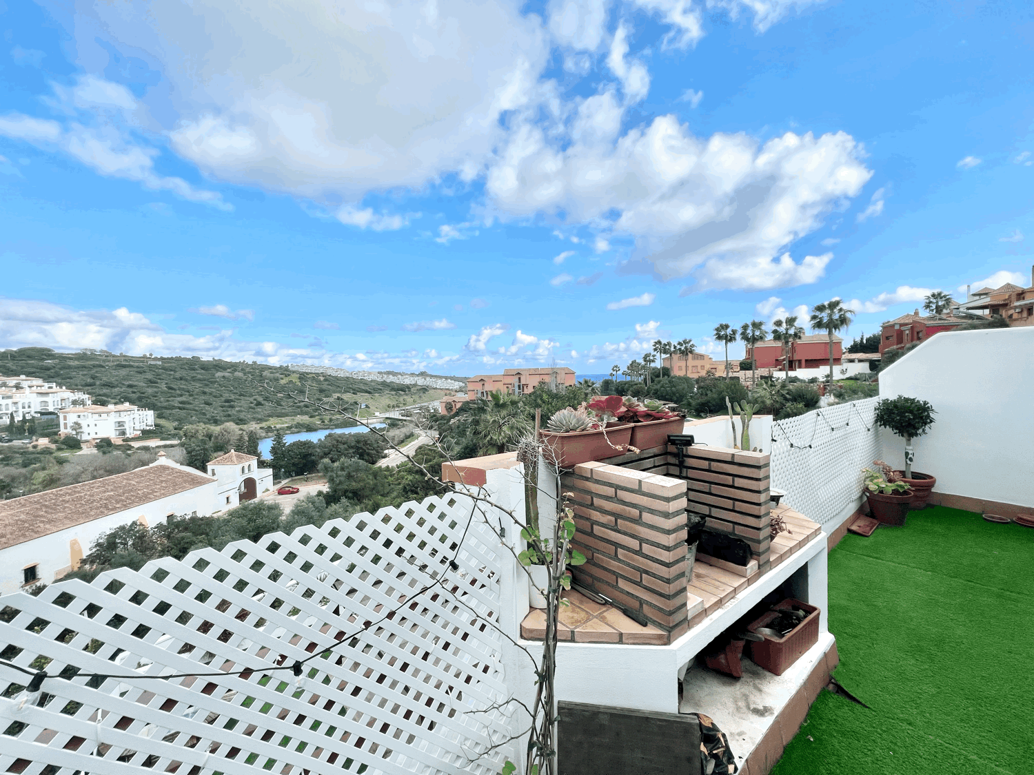 Beautiful three-bedroom apartment with terrace with beautiful open views in Alcaidesa