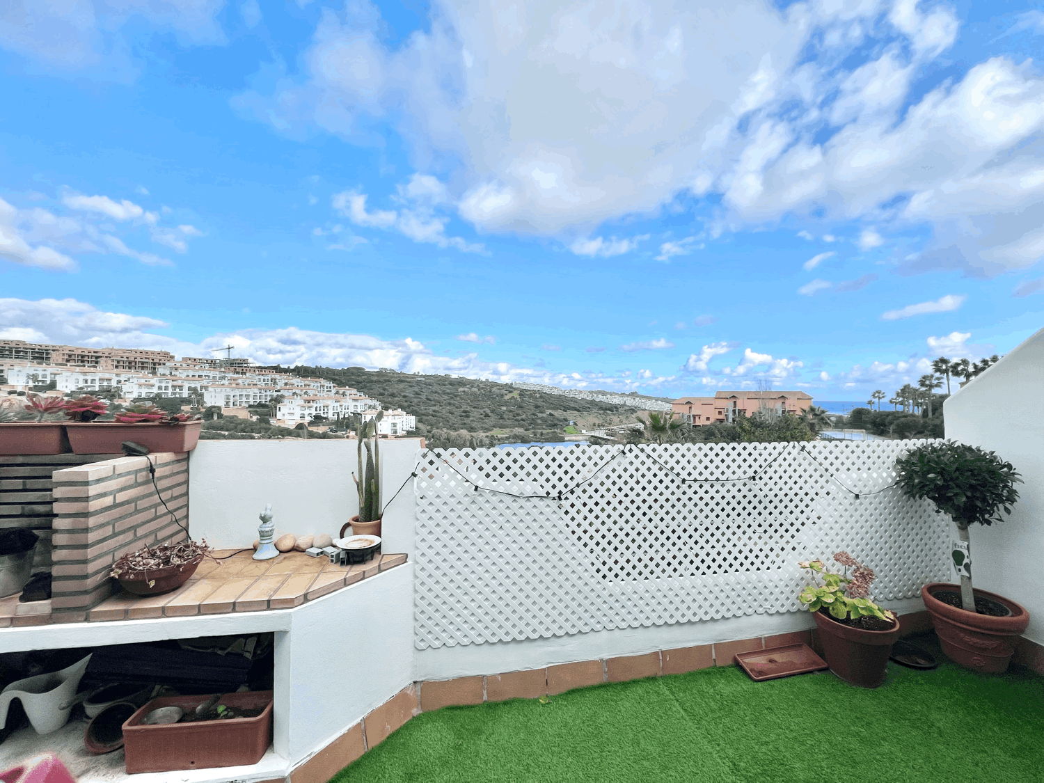 Beautiful three-bedroom apartment with terrace with beautiful open views in Alcaidesa