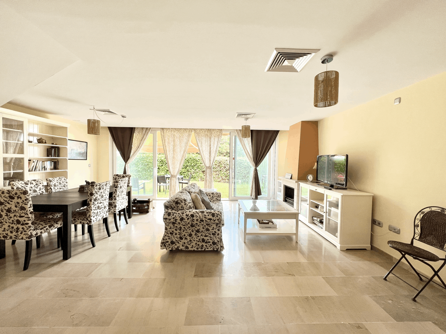 Charming townhouse with garden within walking distance of the beach in Alcaidesa