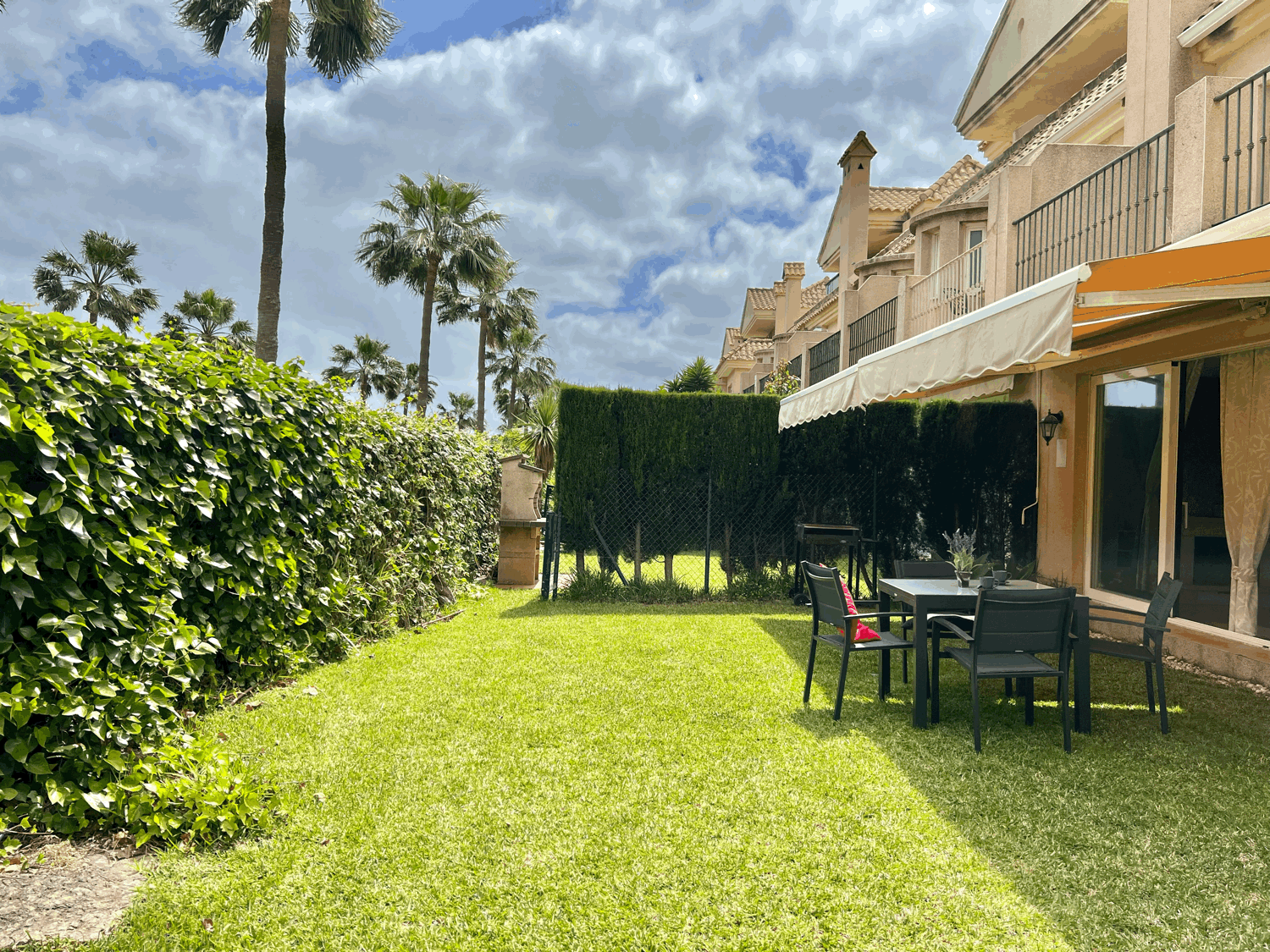 Charming townhouse with garden within walking distance of the beach in Alcaidesa