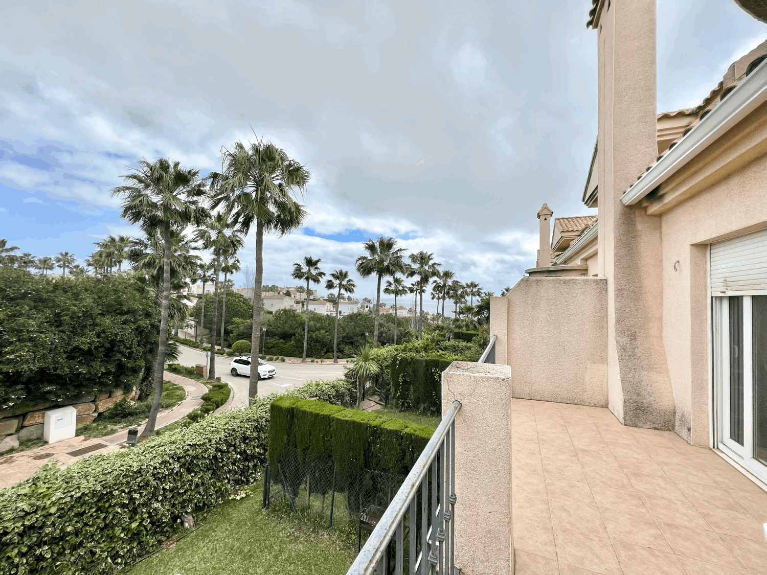Charming townhouse with garden within walking distance of the beach in Alcaidesa