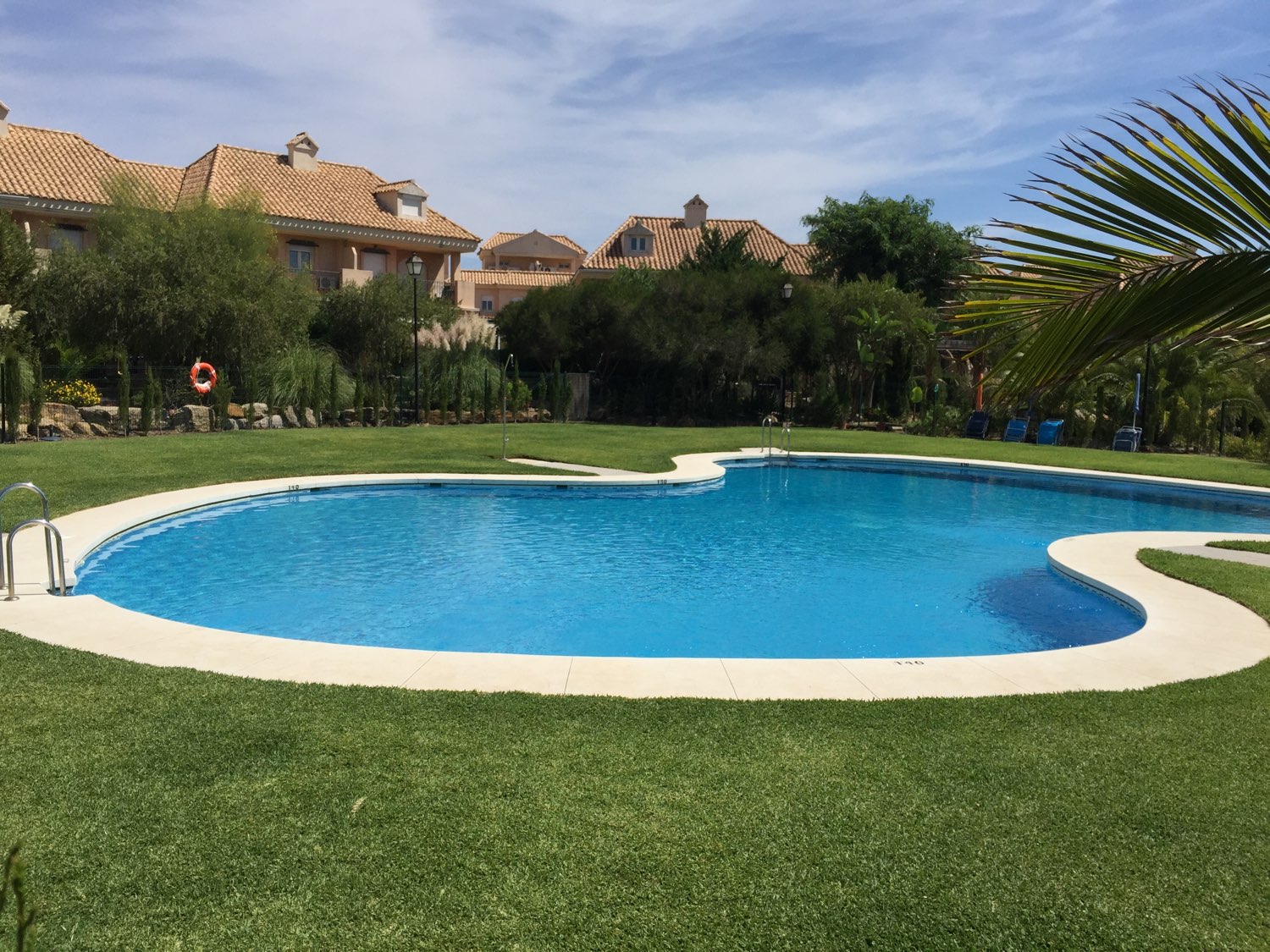 Charming townhouse with garden within walking distance of the beach in Alcaidesa