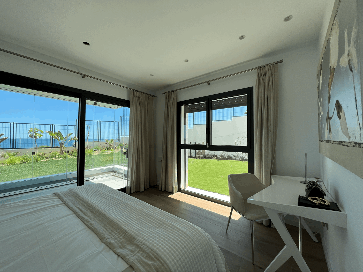 Exclusive three-bedroom apartment on the beachfront and golf course with fabulous views of the sea and Gibraltar