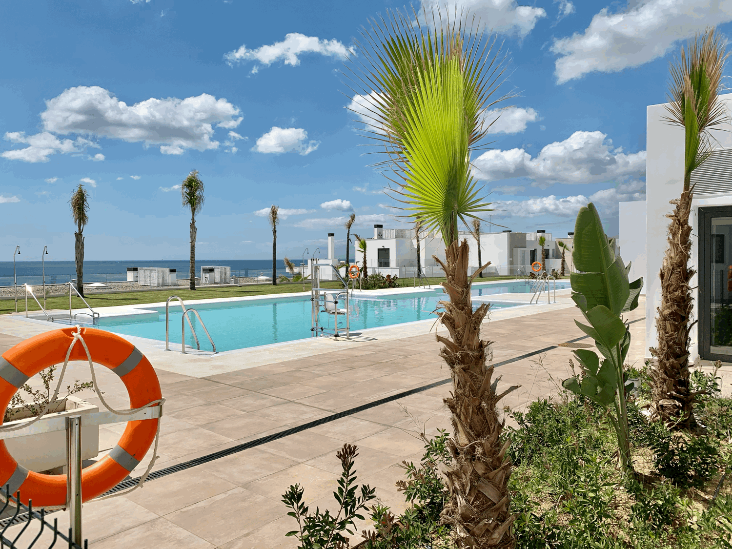 Exclusive three-bedroom apartment on the beachfront and golf course with fabulous views of the sea and Gibraltar
