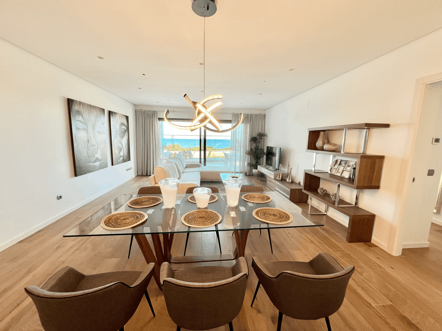 Exclusive three-bedroom apartment on the beachfront and golf course with fabulous views of the sea and Gibraltar