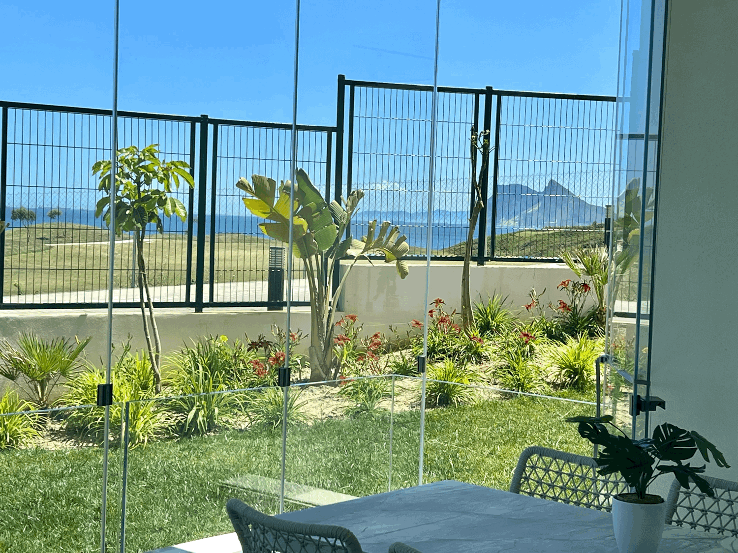 Exclusive three-bedroom apartment on the beachfront and golf course with fabulous views of the sea and Gibraltar