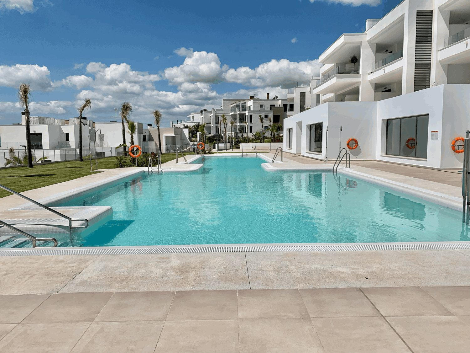 Exclusive three-bedroom apartment on the beachfront and golf course with fabulous views of the sea and Gibraltar