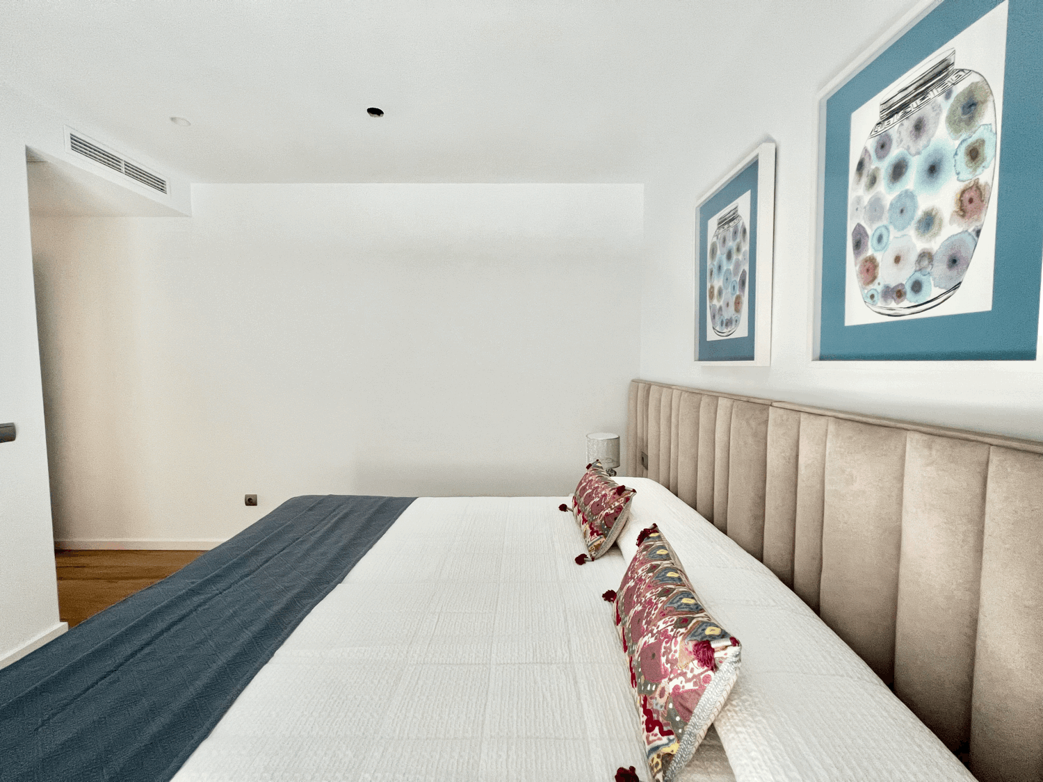 Exclusive three-bedroom apartment on the beachfront and golf course with fabulous views of the sea and Gibraltar