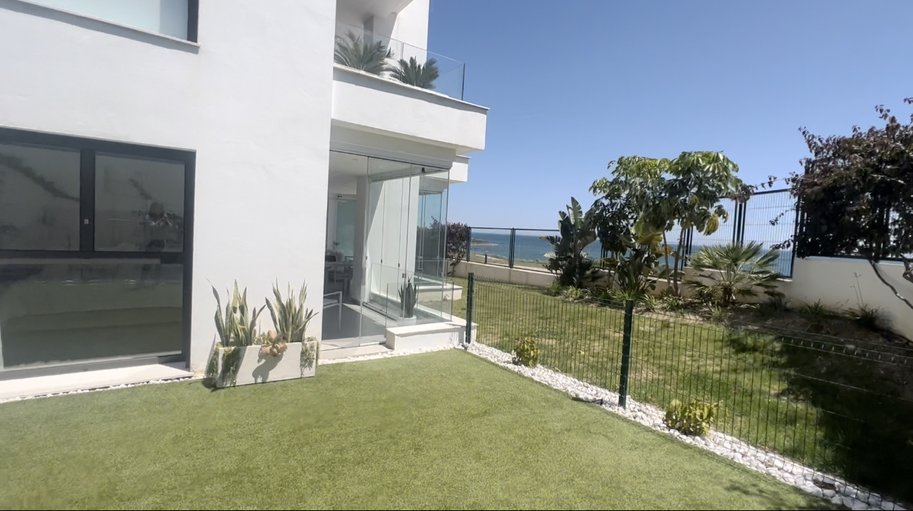 Exclusive three-bedroom apartment on the beachfront and golf course with fabulous views of the sea and Gibraltar