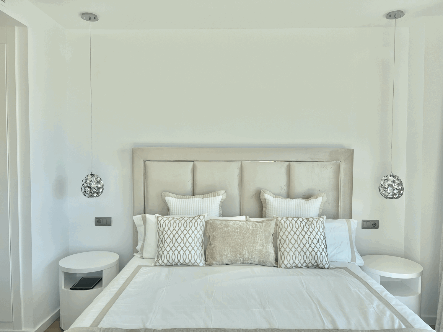 Exclusive three-bedroom apartment on the beachfront and golf course with fabulous views of the sea and Gibraltar