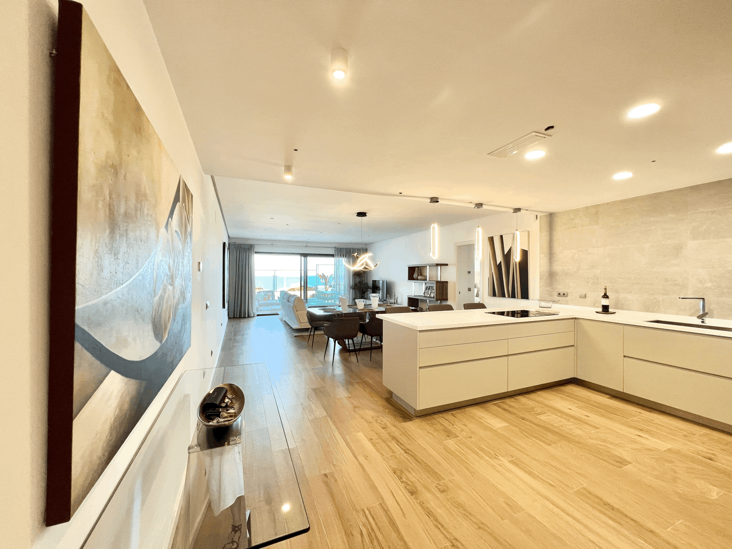 Exclusive three-bedroom apartment on the beachfront and golf course with fabulous views of the sea and Gibraltar