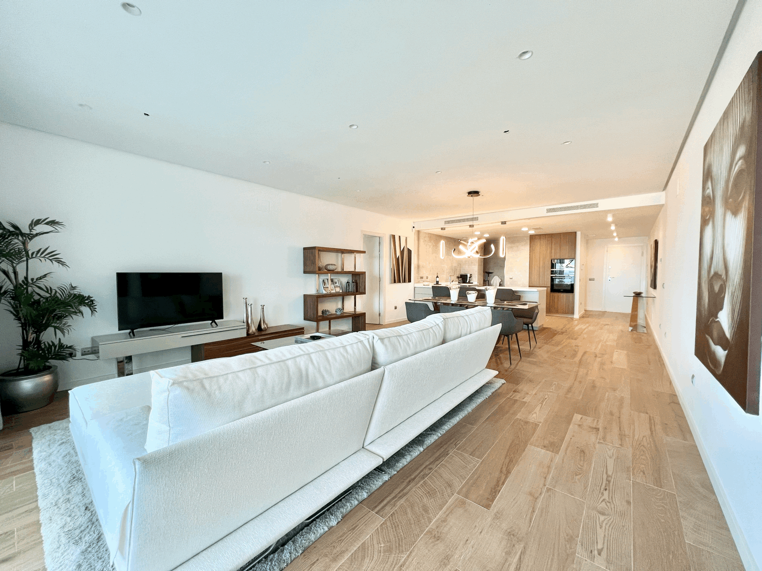 Exclusive three-bedroom apartment on the beachfront and golf course with fabulous views of the sea and Gibraltar