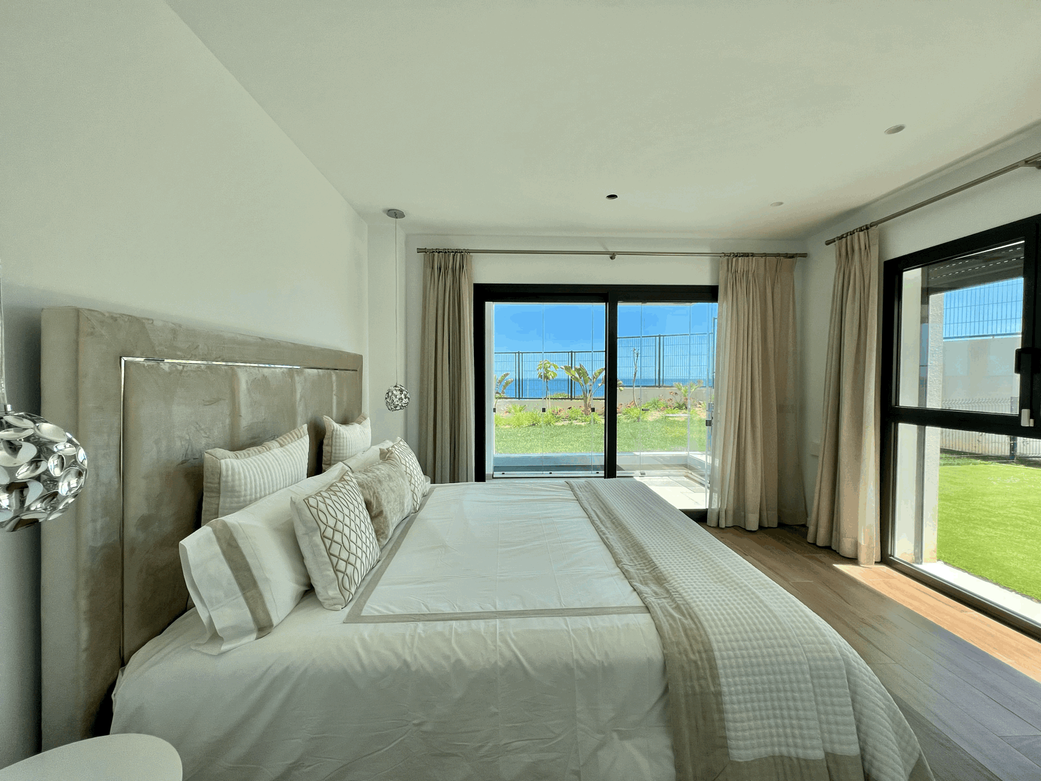 Exclusive three-bedroom apartment on the beachfront and golf course with fabulous views of the sea and Gibraltar
