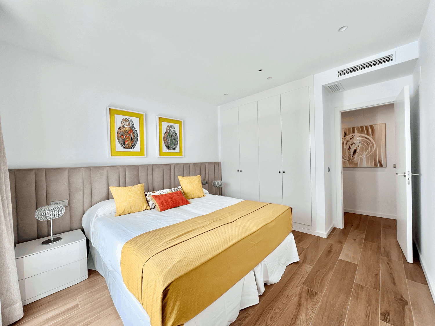 Exclusive three-bedroom apartment on the beachfront and golf course with fabulous views of the sea and Gibraltar