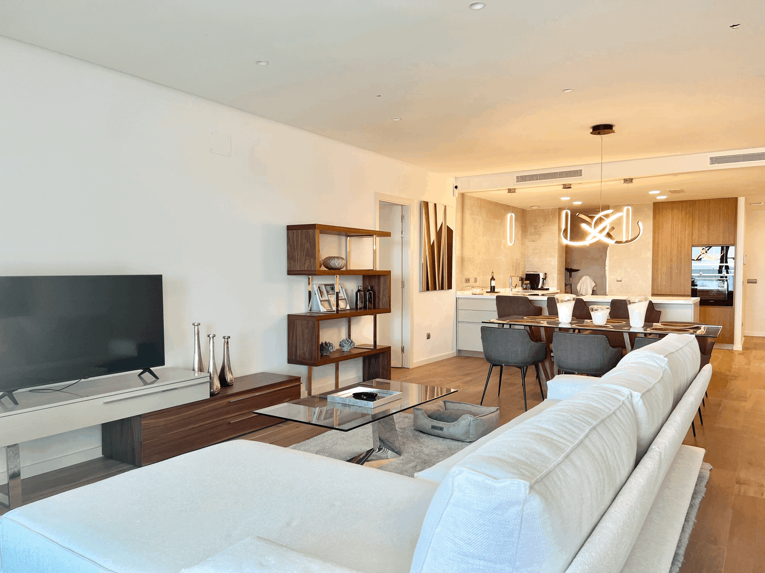 Exclusive three-bedroom apartment on the beachfront and golf course with fabulous views of the sea and Gibraltar
