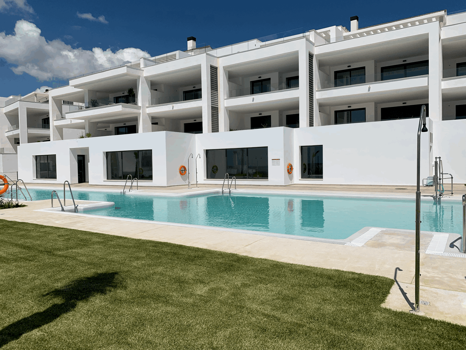 Exclusive three-bedroom apartment on the beachfront and golf course with fabulous views of the sea and Gibraltar