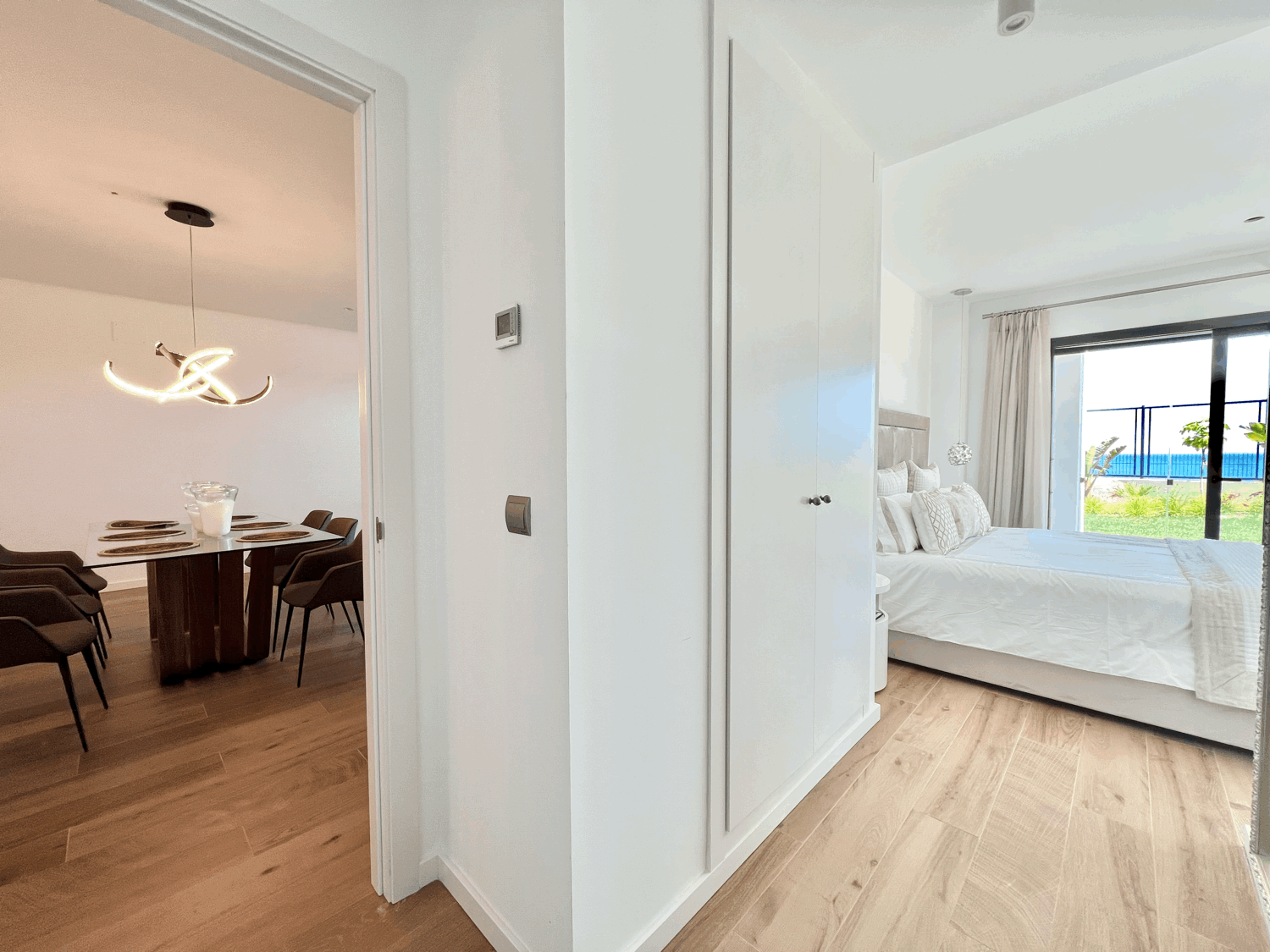 Exclusive three-bedroom apartment on the beachfront and golf course with fabulous views of the sea and Gibraltar