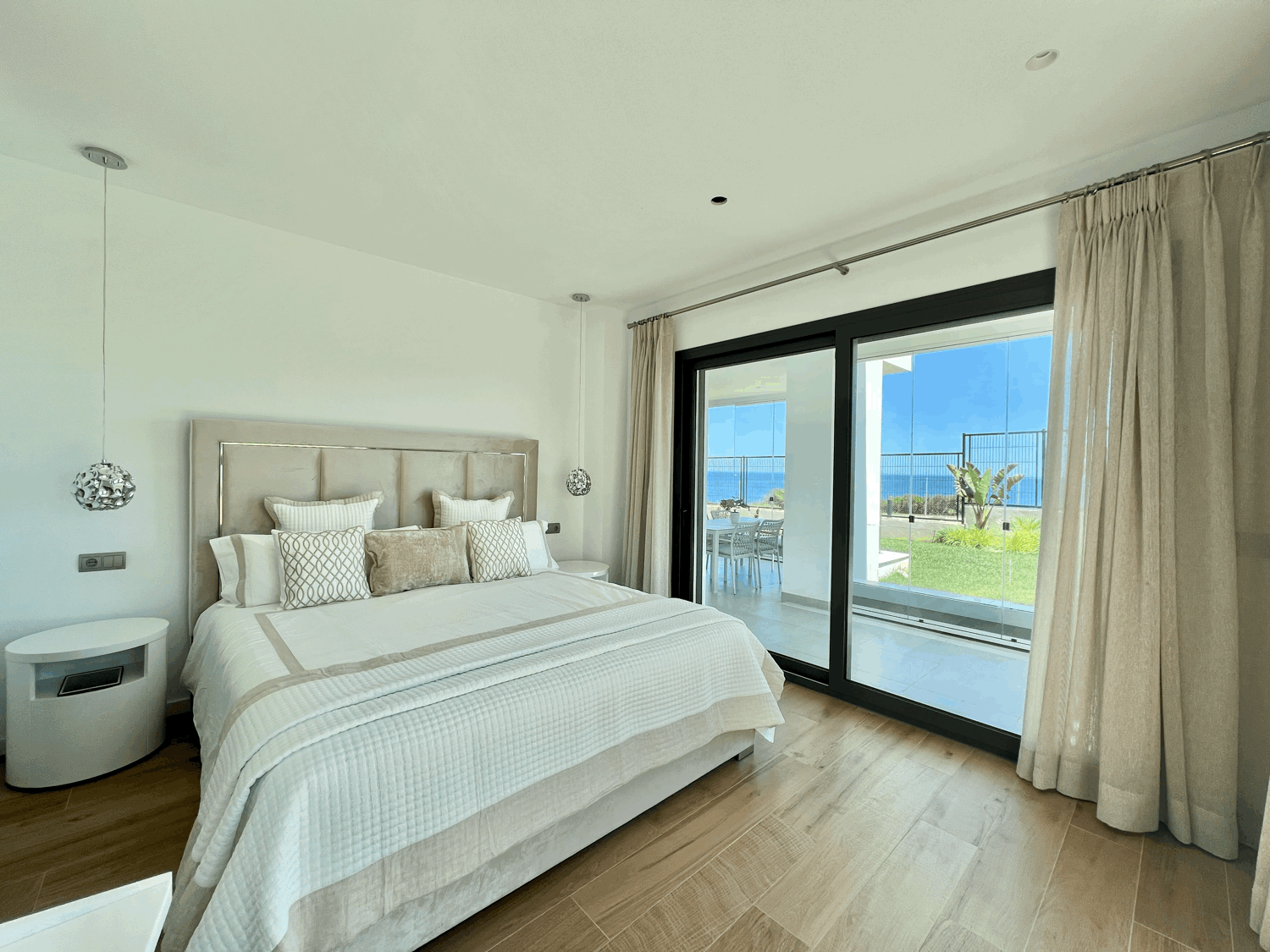 Exclusive three-bedroom apartment on the beachfront and golf course with fabulous views of the sea and Gibraltar