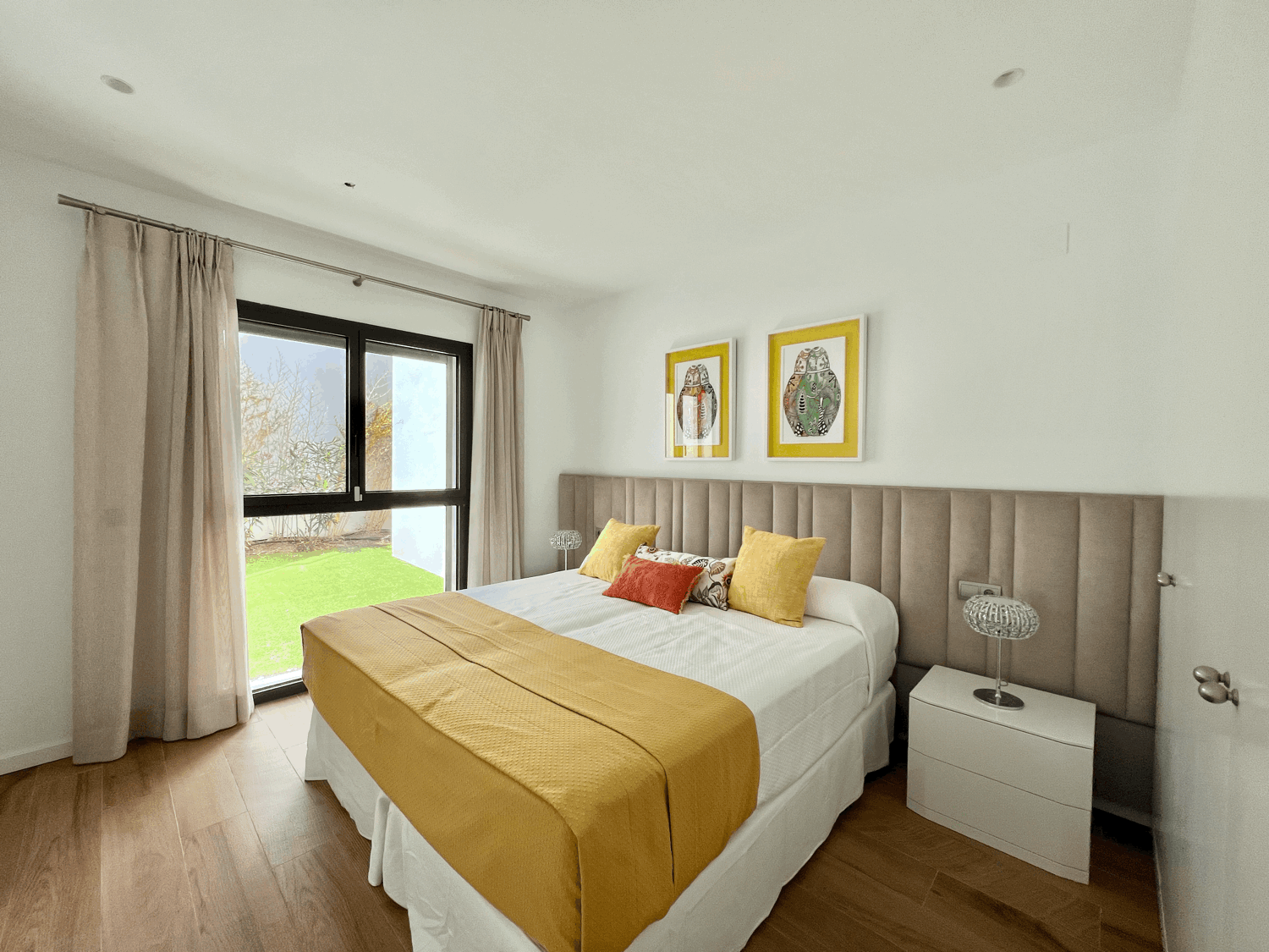 Exclusive three-bedroom apartment on the beachfront and golf course with fabulous views of the sea and Gibraltar