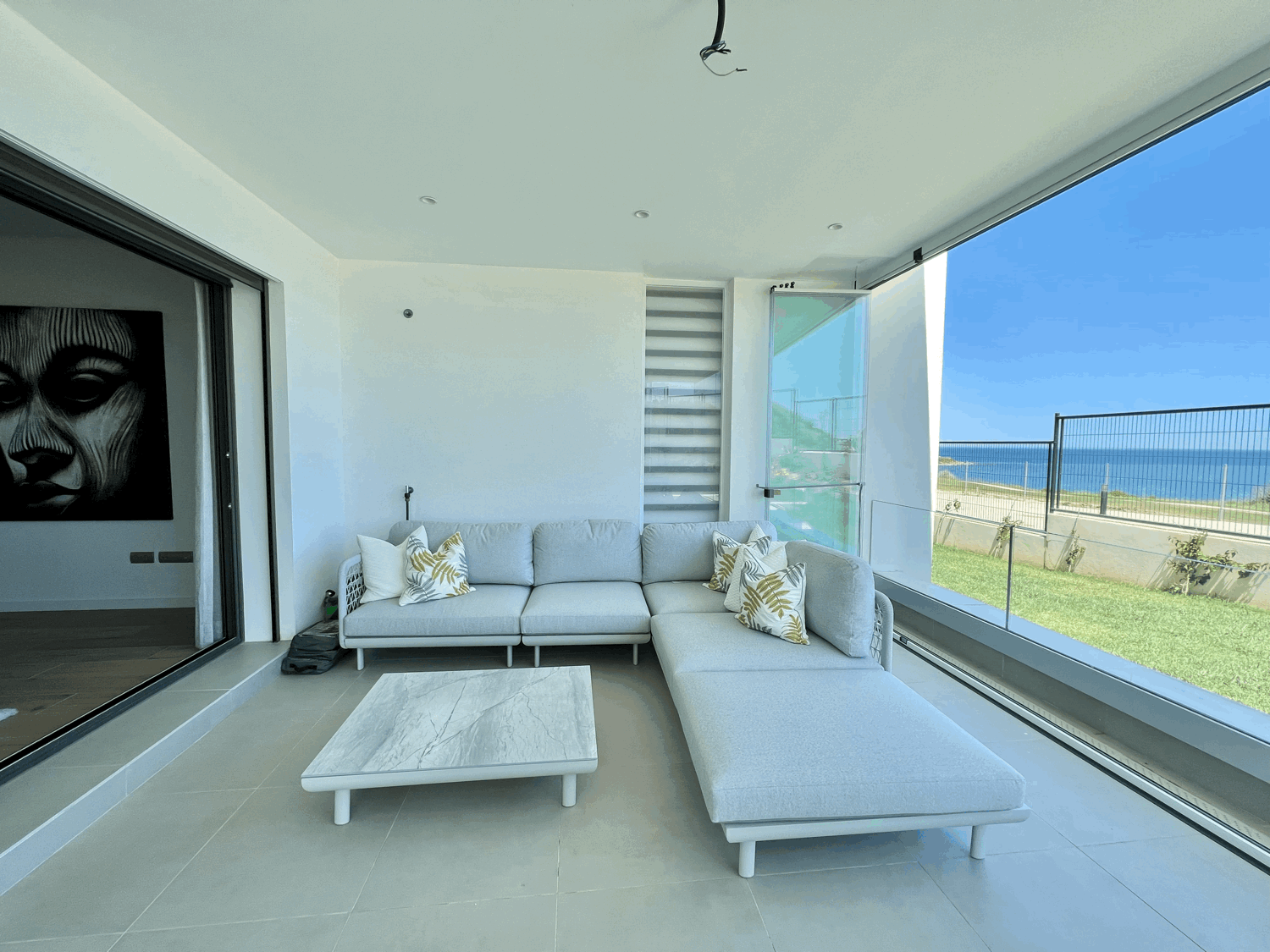 Exclusive three-bedroom apartment on the beachfront and golf course with fabulous views of the sea and Gibraltar
