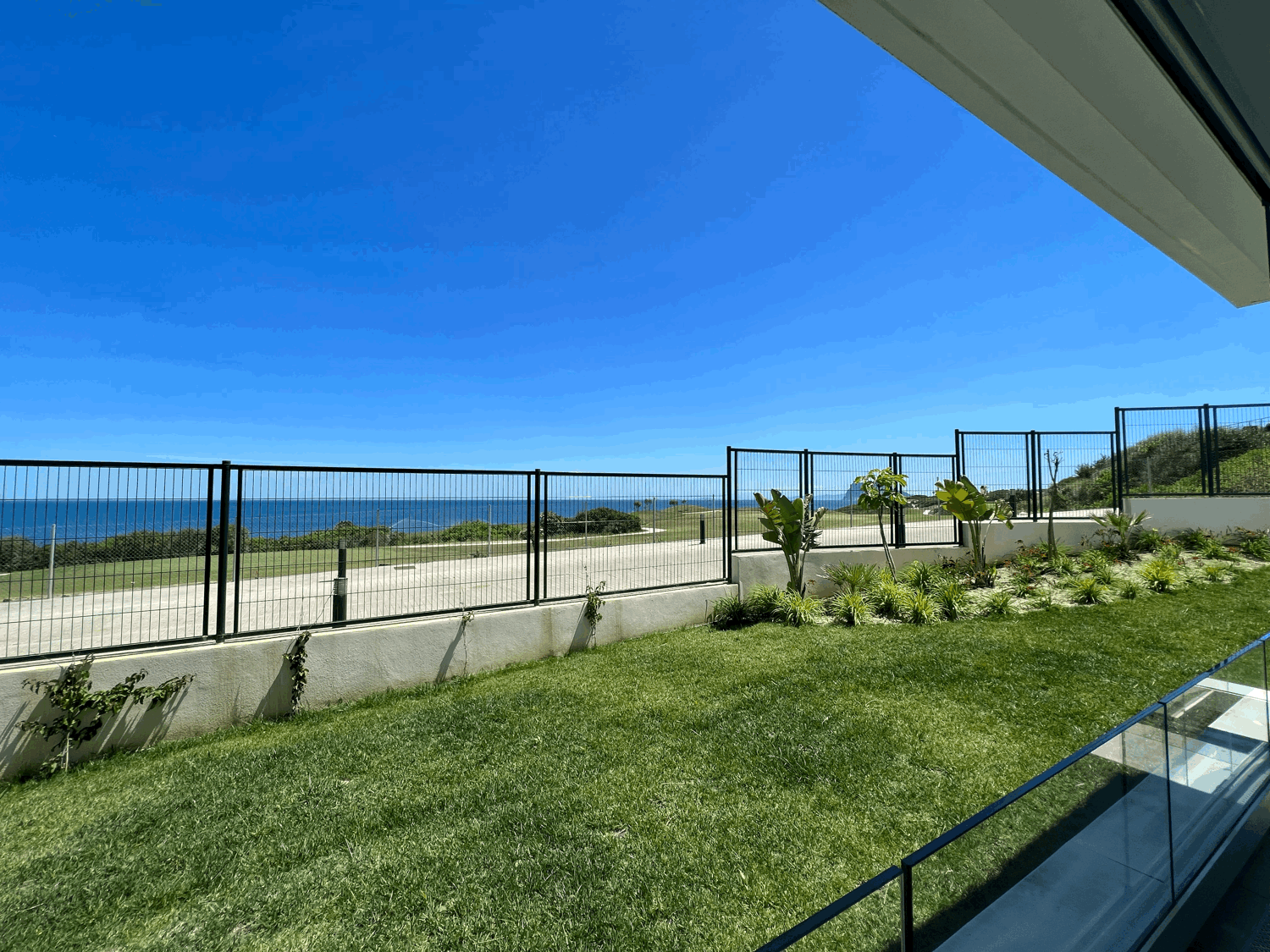 Exclusive three-bedroom apartment on the beachfront and golf course with fabulous views of the sea and Gibraltar