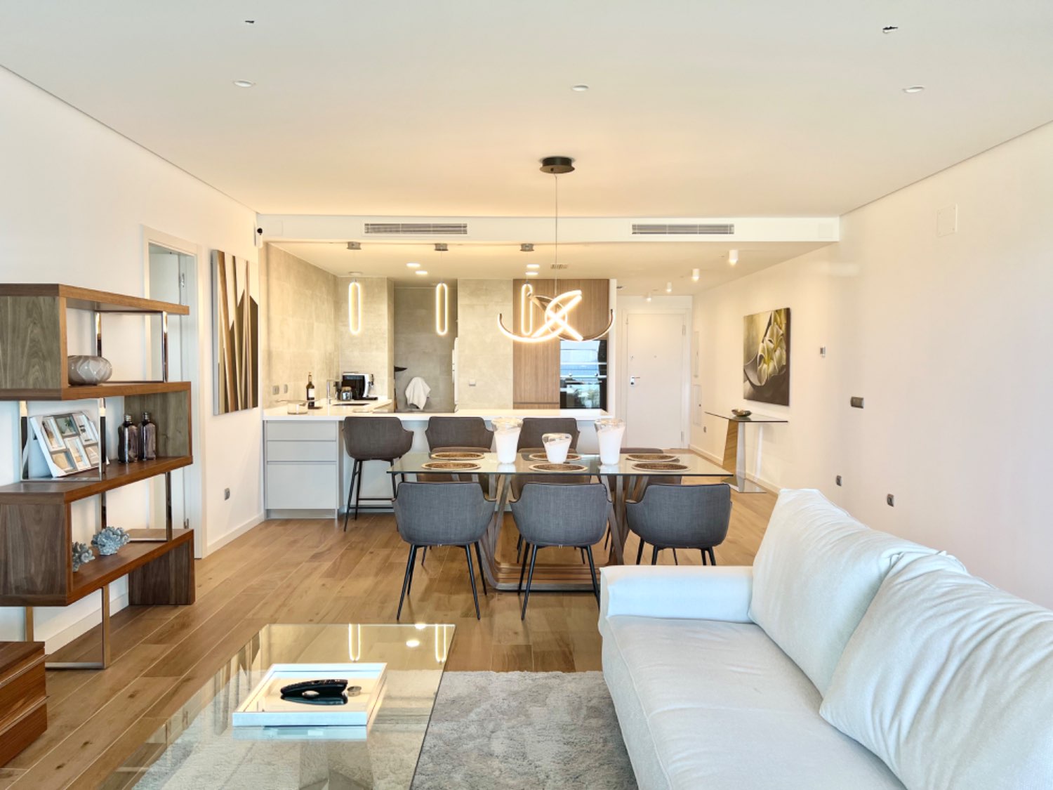 Exclusive three-bedroom apartment on the beachfront and golf course with fabulous views of the sea and Gibraltar