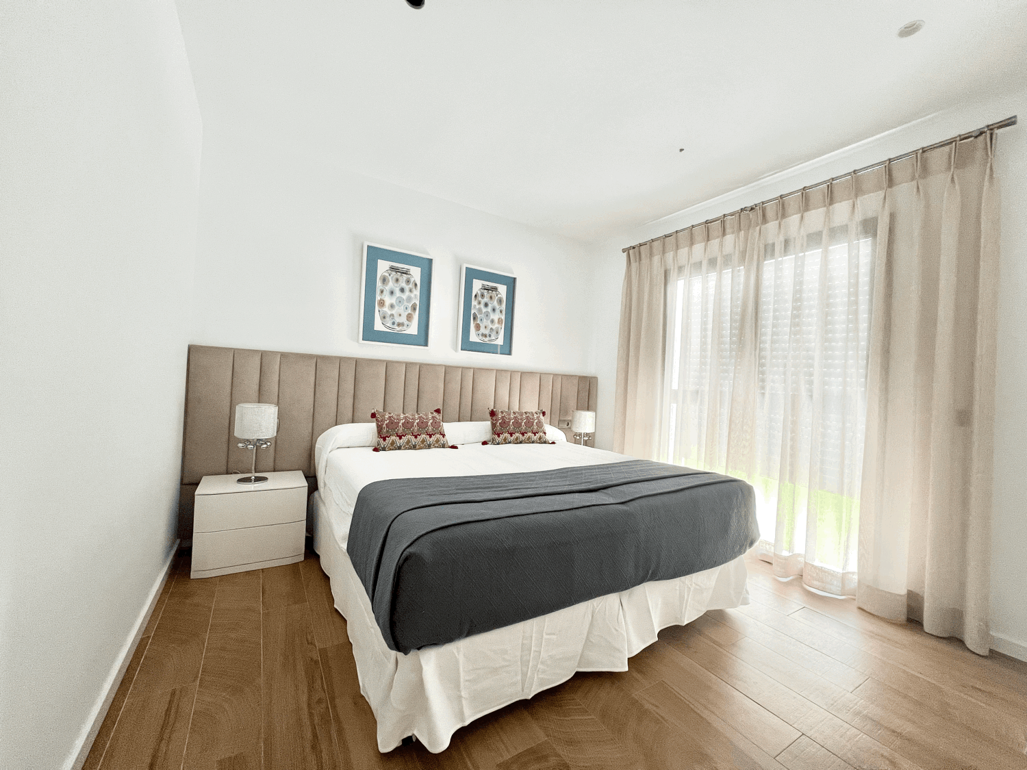 Exclusive three-bedroom apartment on the beachfront and golf course with fabulous views of the sea and Gibraltar