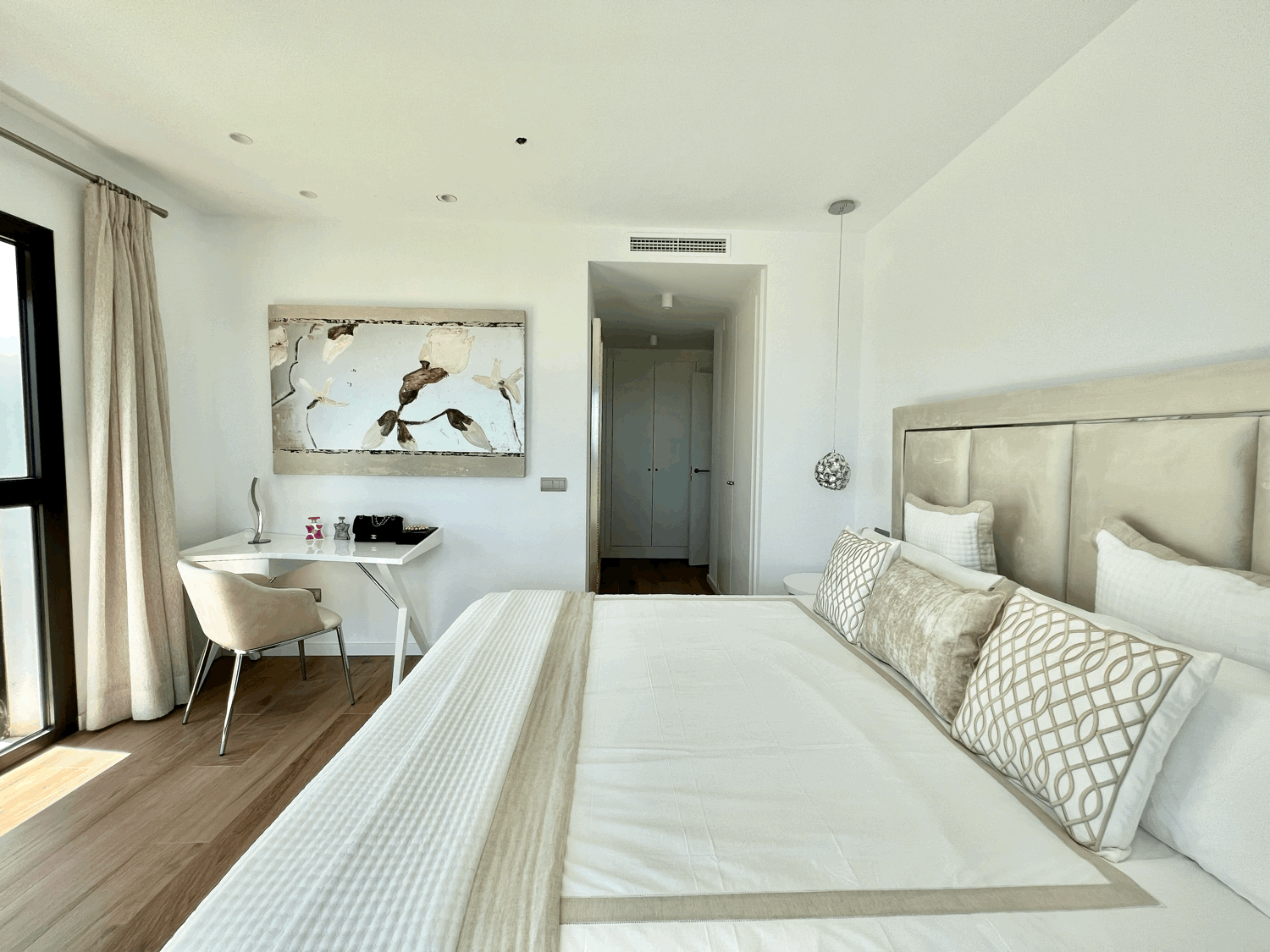 Exclusive three-bedroom apartment on the beachfront and golf course with fabulous views of the sea and Gibraltar