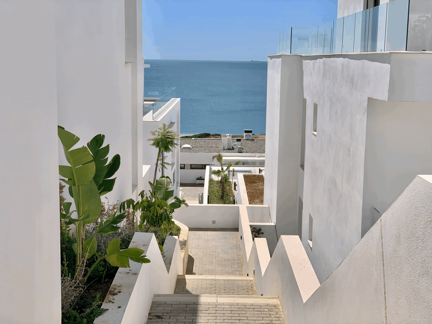 Exclusive three-bedroom apartment on the beachfront and golf course with fabulous views of the sea and Gibraltar