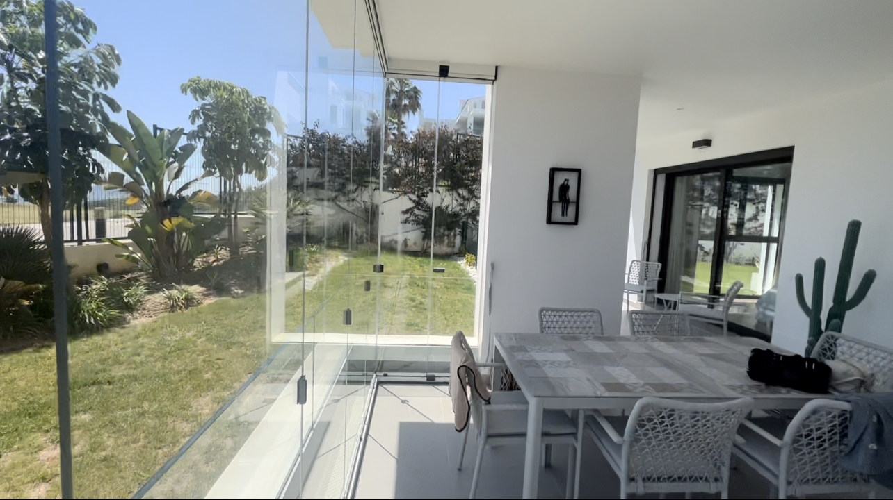 Exclusive three-bedroom apartment on the beachfront and golf course with fabulous views of the sea and Gibraltar