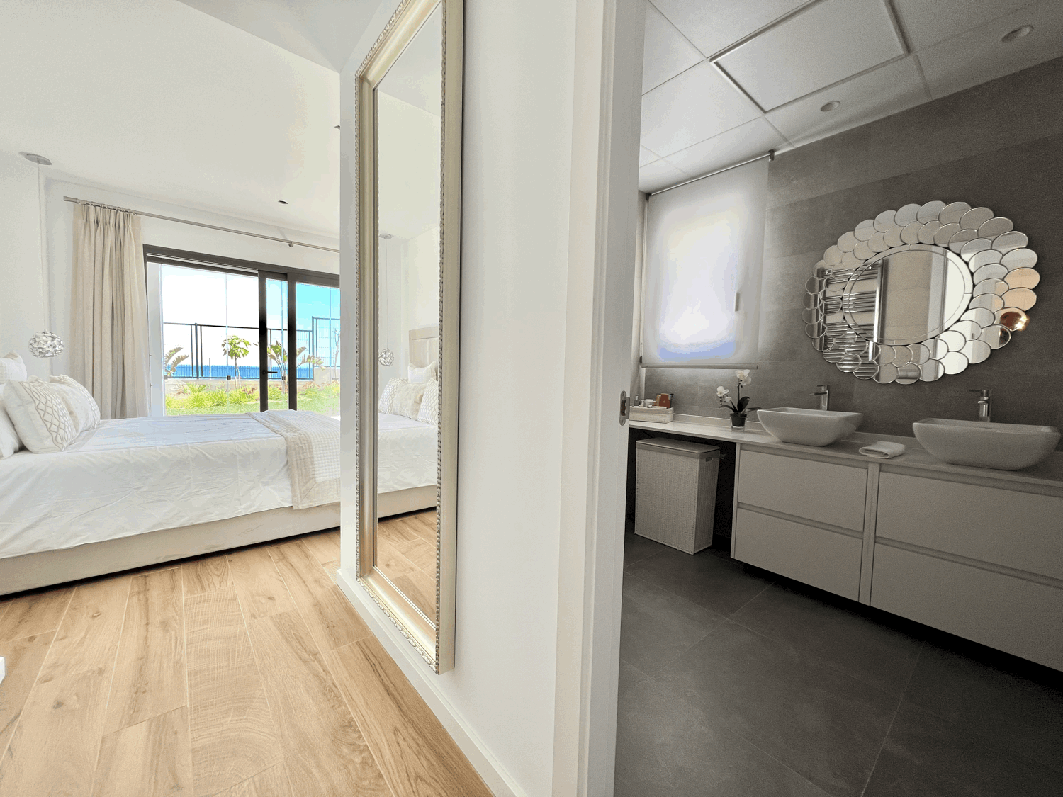 Exclusive three-bedroom apartment on the beachfront and golf course with fabulous views of the sea and Gibraltar