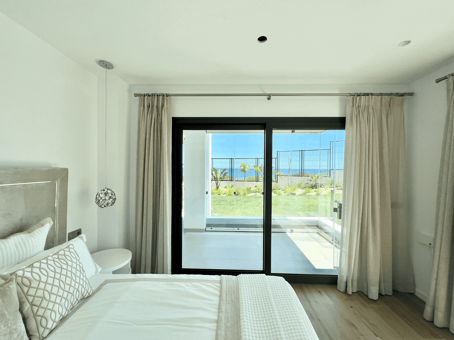 Exclusive three-bedroom apartment on the beachfront and golf course with fabulous views of the sea and Gibraltar
