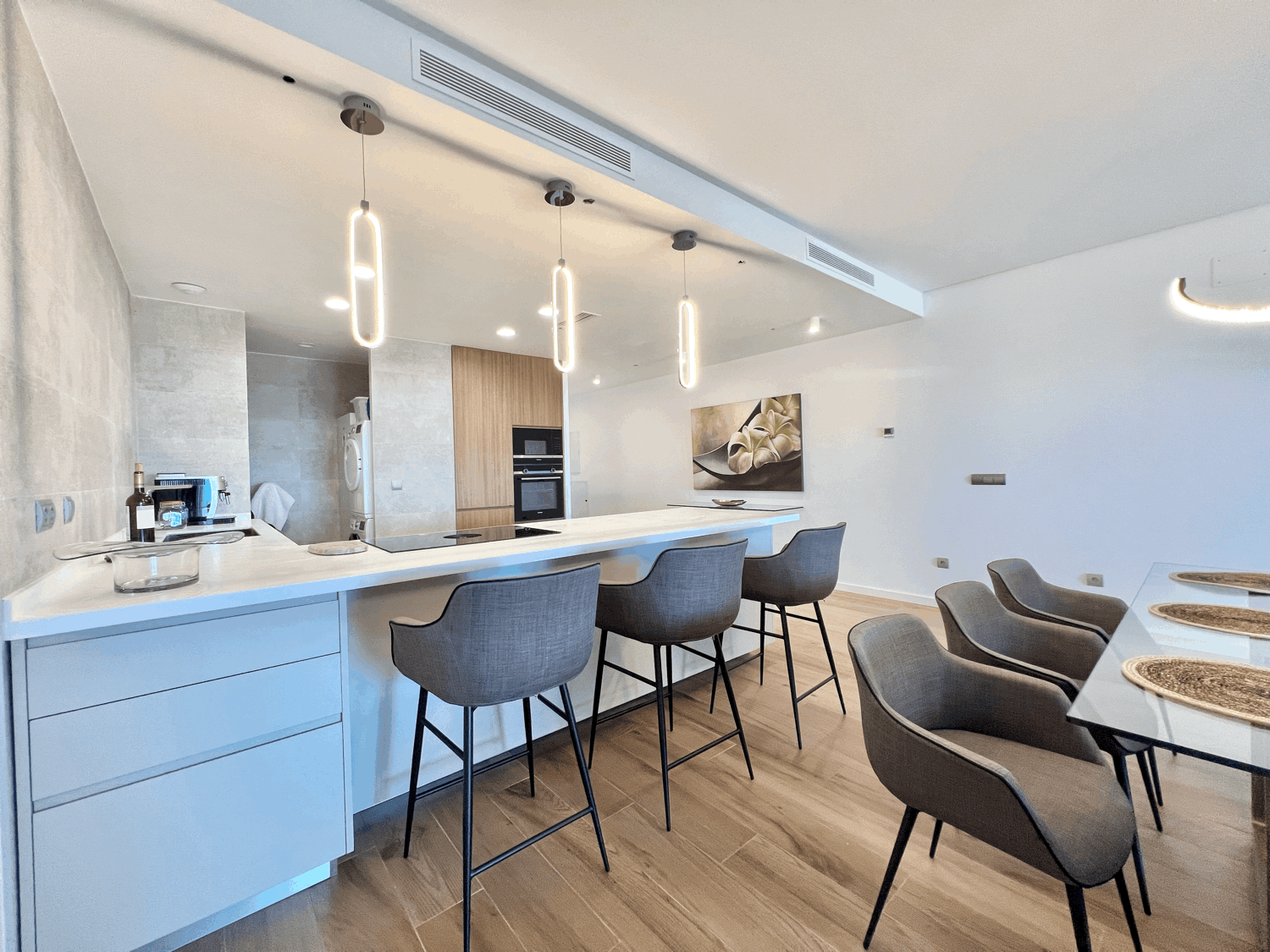Exclusive three-bedroom apartment on the beachfront and golf course with fabulous views of the sea and Gibraltar