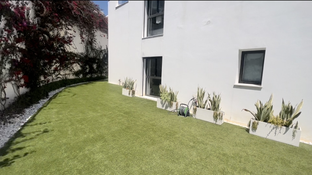 Exclusive three-bedroom apartment on the beachfront and golf course with fabulous views of the sea and Gibraltar