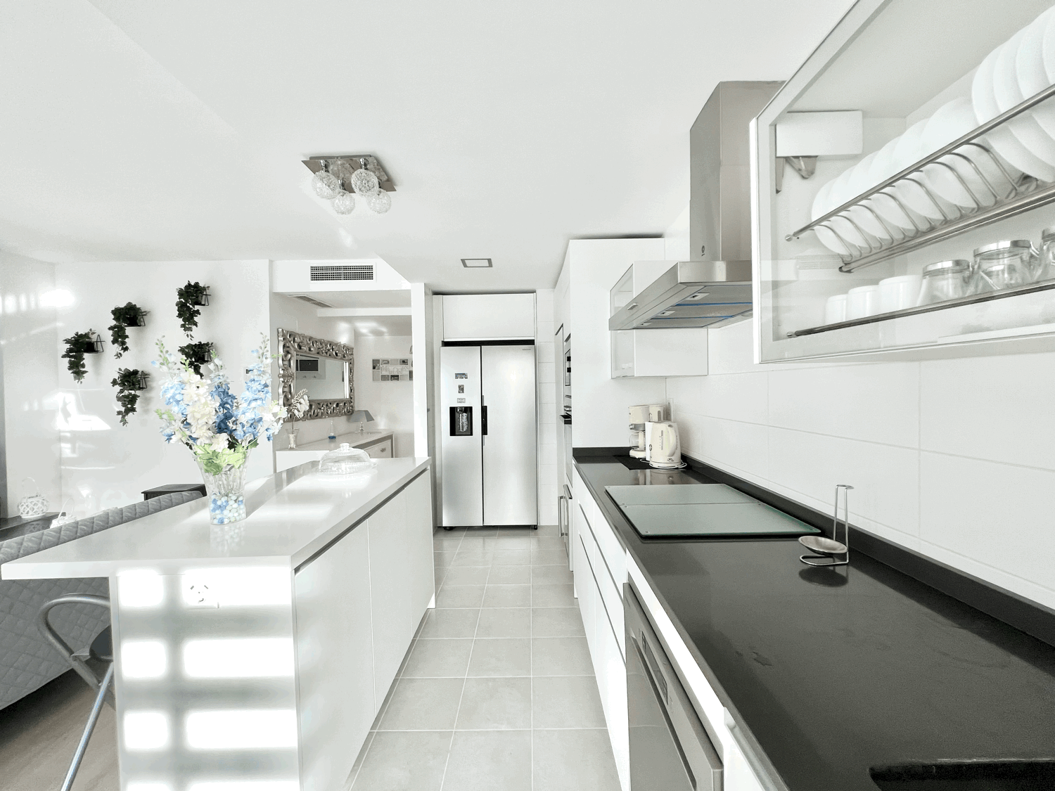 Beautiful three-bedroom penthouse in Estepona with parking space, storage room, and communal pool