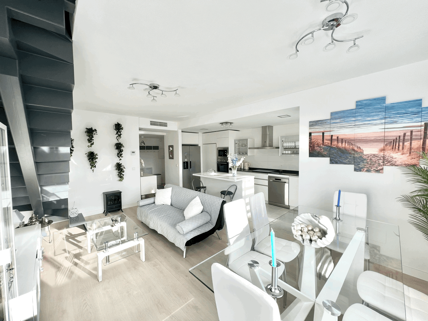 Beautiful three-bedroom penthouse in Estepona with parking space, storage room, and communal pool